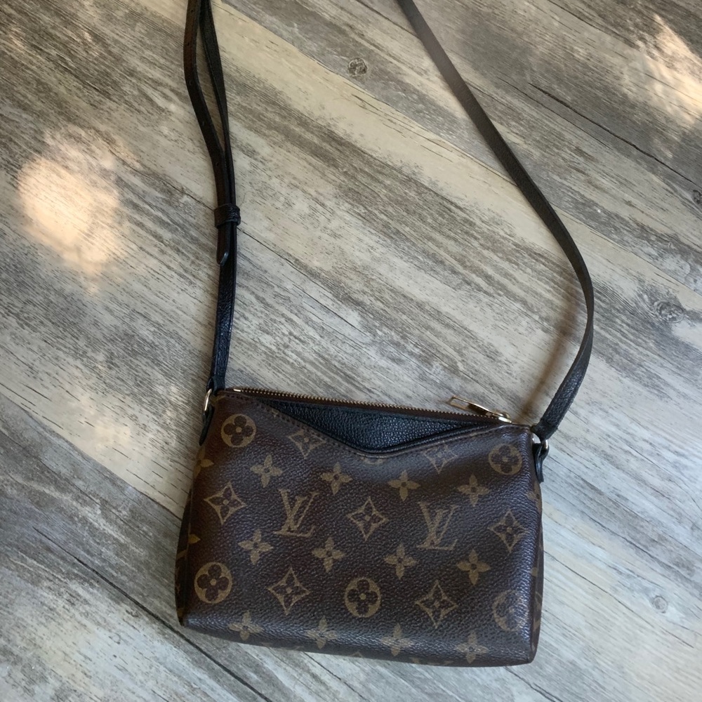 LOUIS VUITTON PALLAS CLUTCH